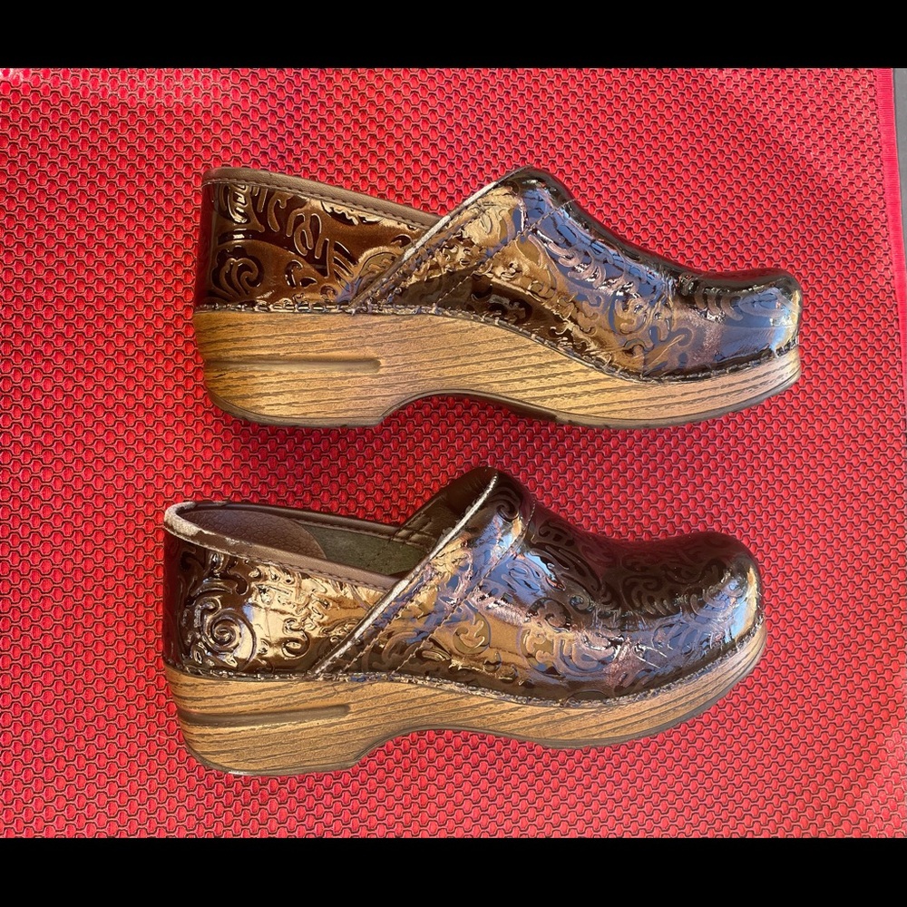 Women's Embossed Brown Clogs